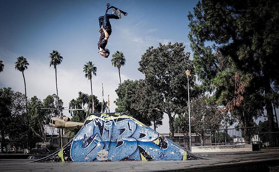 Fuzion Pro joven haciendo salto en un skateparck